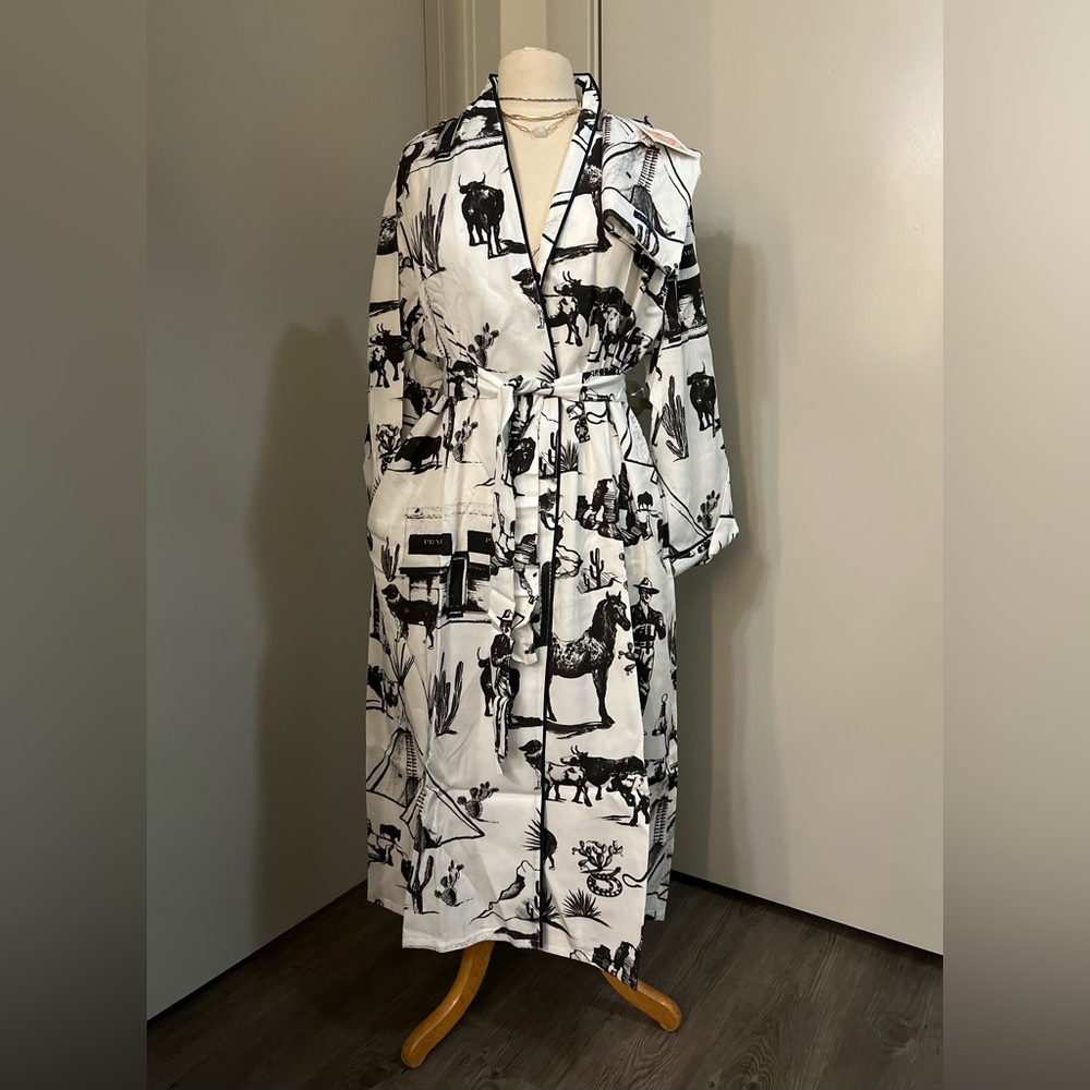 Marfa inspired Robe w/ tie&tote bag
Made by:Katie Kime (local to ATX)
Size:S/M